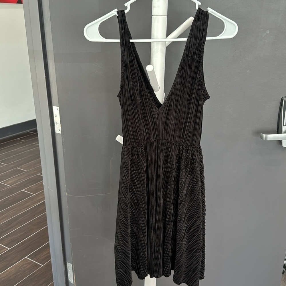 H& M Divided Black V cut dress - Picture 2 of 4